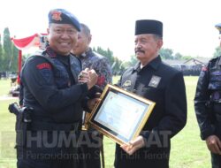 Disaat Upacara HUT Brimob ke-78, Kangmas R. Moerdjoko HW Mendapat Piagam Kehormatan dari Korps Brimob 