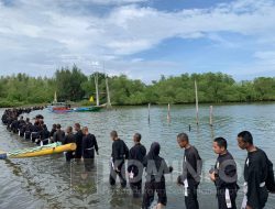 SH Terate Menyatu dan Alam Tersenyum, PSHT Cabang Jember Gelar Aksi Bersih Pantai di Pacema Gumukmas