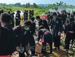 Bukti Nyata Peduli Lingkungan, Warga dan Siswa SH Terate Kademangan Blitar Gelar Gotong Royong Bersihankan Sungai Lodoagung