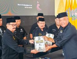 Kangmas Brigjen TNI (Purn) Widjang Pranjoto Serahkan Buku Bela Diri Praktis Kepada Ketua Umum SH Terate Pusat