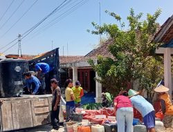Puluhan Armada Dikerahkan, PSHT Ranting Bluluk, Cabang Lamongan – Pusat Madiun Gerak Cepat Salurkan Air Bersih