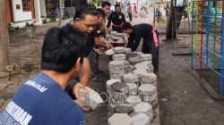 Gotong Royong Warga Masyarakat Bersama Persaudaraan Setia Hati Terate Rayon Sananwetan Merapikan Halaman Masjid Al Muhtadin