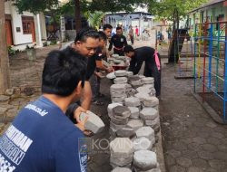 Gotong Royong Warga Masyarakat Bersama Persaudaraan Setia Hati Terate Rayon Sananwetan Merapikan Halaman Masjid Al Muhtadin